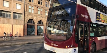 Lothian Buses y Edinburgh Trams integran la red de transporte público de Edimburgo (Captura/YouTube)