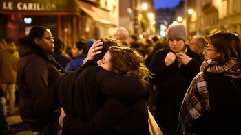 Personas se abrazan fuera de