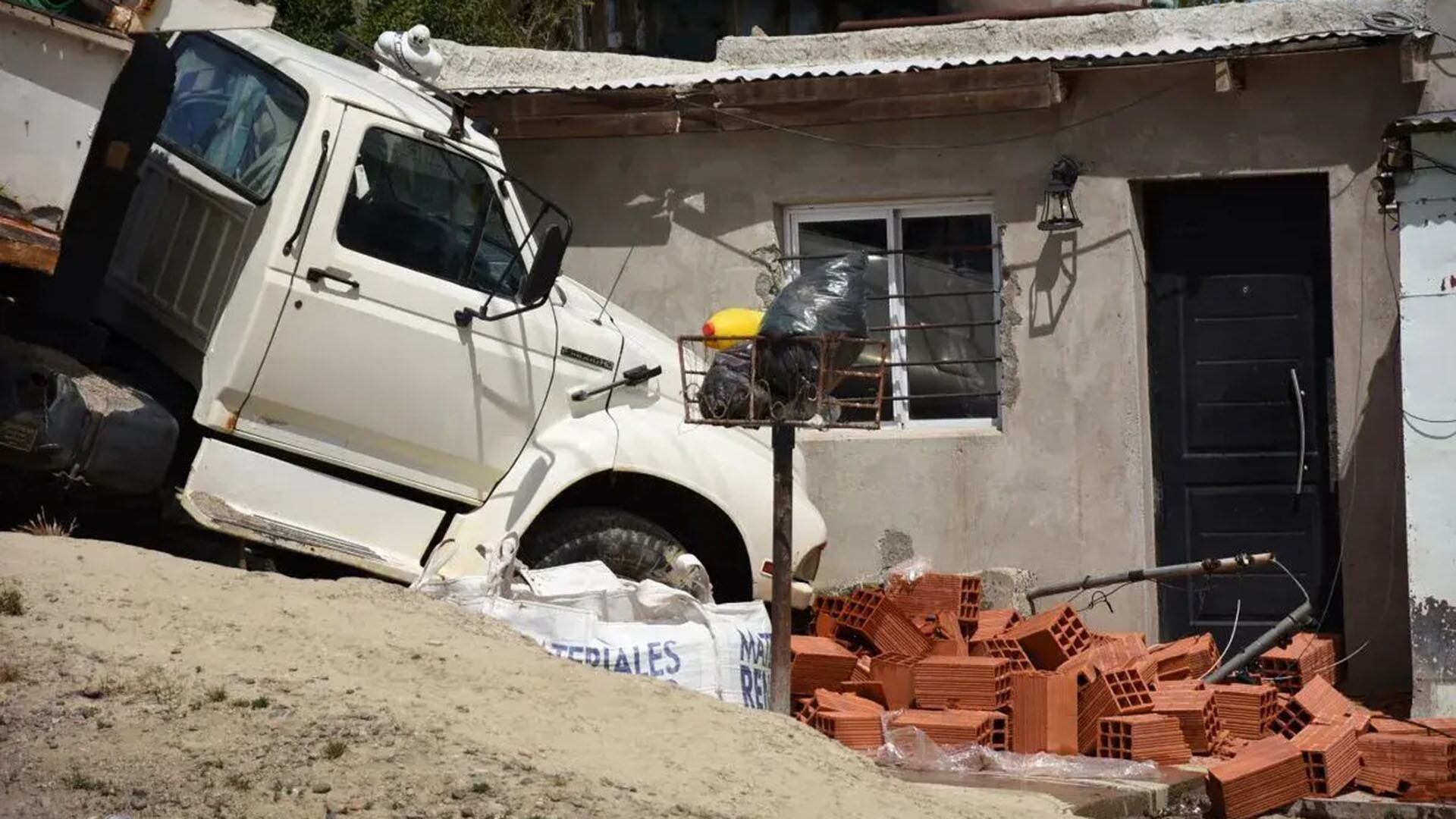 La vivienda implicada y el camión