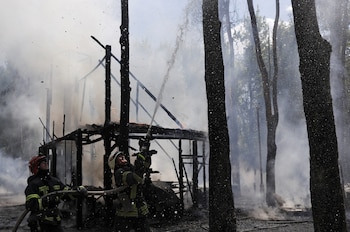 Los bomberos tratan de extinguir un incendio después de que un bombardeo ruso afectara a un parque de atracciones, en medio del ataque de Rusia a Ucrania, en Kharkiv, Ucrania, el 3 de mayo de 2022. REUTERS/Ricardo Moraes