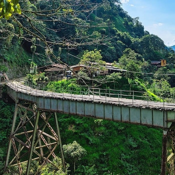El Viaducto de Camilo C, símbolo de la ingeniería ferroviaria antioqueña, conecta el pasado industrial con el turismo de naturaleza actual - crédito Pueblitoscolombianos / Facebook