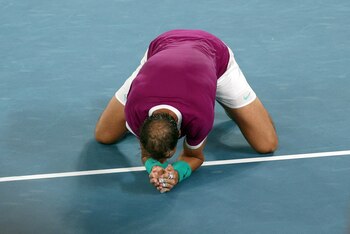 Nadal se desplomó sobre la pista al completar un partido de más de cinco horas de juego