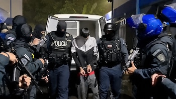 Cae el quinto de los 14 más buscados en Costa Rica: intentó escapar por los techos y tenía un arma modificada