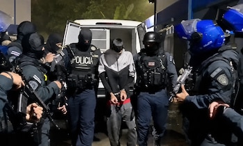 El sospechoso intentó escapar por los techos de varias viviendas en Llanos de Santa Lucía, Paraíso, al percatarse de la presencia policial. Crédito: MSP