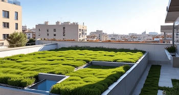 Un edificio de Madrid con una cubierta verde en su azotea