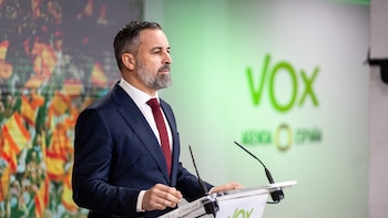 Vox acusa a Feijóo de liderar “ese clan gallego con prácticas de contrabandistas de ría” que intenta frenar su crecimiento