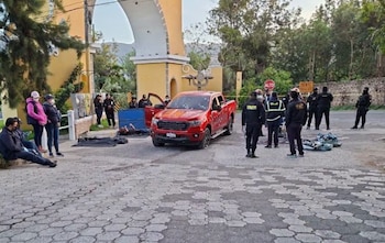 La Policía Nacional Civil y el Ministerio Público resguardaron la escena y centran la investigación en el material audiovisual y las evidencias balísticas.