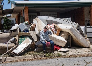Una mujer lamenta el daño de su pertenencias, luego de que su casa se inundara por el paso de la tormenta tropical Jasper, en Holloways Beach (Queensland, Australia). EFE/Brian Casey
