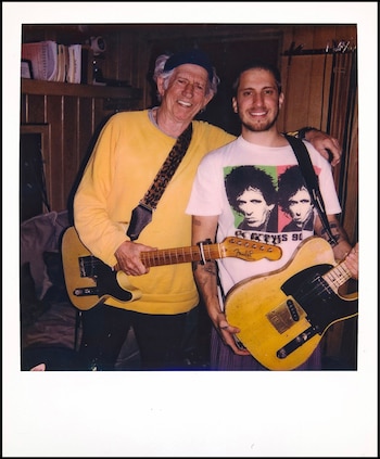 Watt junto al guitarrista de los Rolling Stones, Keith Richards. "Con mi primer álbum junto a Keith, me gané su respeto", dijo Watt. "Para mí era muy importante demostrarle con mis acciones que estaba ahí para él" (Cortesía de Andrew Watt para The Washington Post)