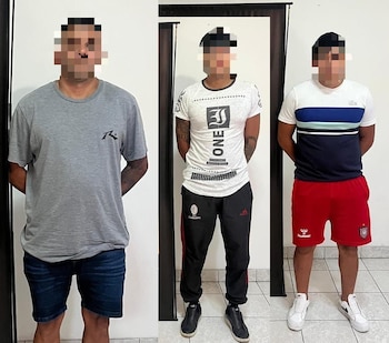 El de remera gris fue