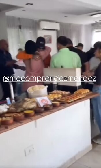 Con una mesa llena de