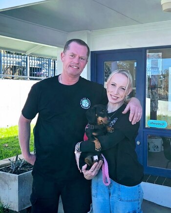 Valerie junto a sus dueños.