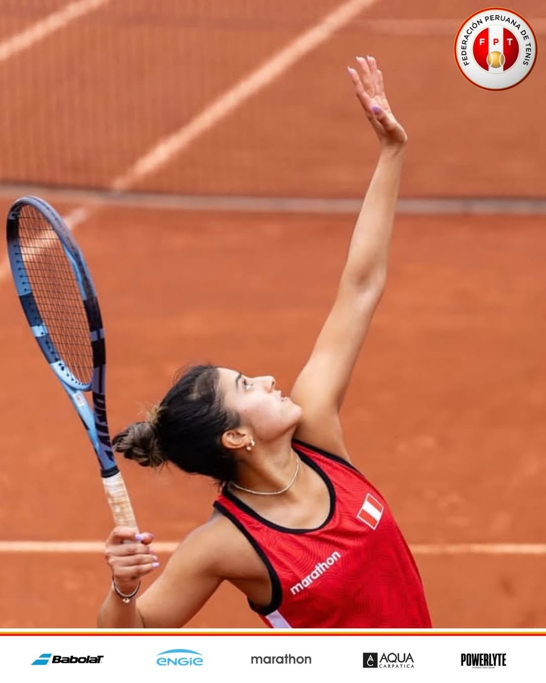 Dana Guzmán y una victoria fundamental sobre Antonia Vergara para que Perú siga en carrera en la Billie Jean King Cup. Crédito: Federación Peruana de Tenis.