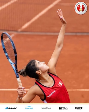 Dana Guzmán e uma vitória por nocaute sobre Antonia Vergara para o Peru continuar sua campanha na Copa Billie Jean King. Crédito: Federação Peruana de Tênis.
