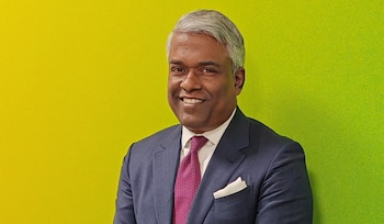 Thomas Kurian, CEO de Google Cloud, explicó cómo las empresas podrán gestionar miles de agentes de inteligencia artificial. (Infobae)