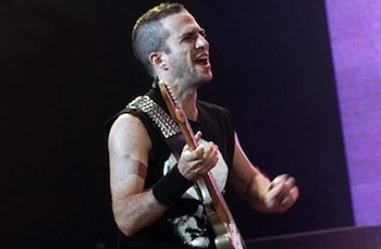 El guitarrista zurdo, Tavo Kupinski,