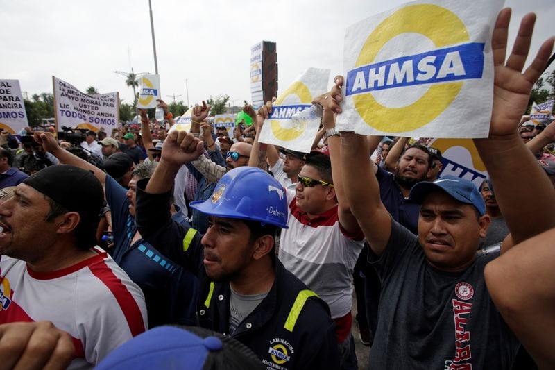 Imagen de archivo. Trabajadores de la siderúrgica mexicana Altos Hornos de México (AHMSA) marchan en apoyo de Alonso Ancira, presidente de la empresa, en Monclova, en el estado de Coahuila, México. 30 de mayo de 2019. REUTERS/Daniel Becerril