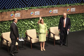 Presidenta Dina Boluarte junto al