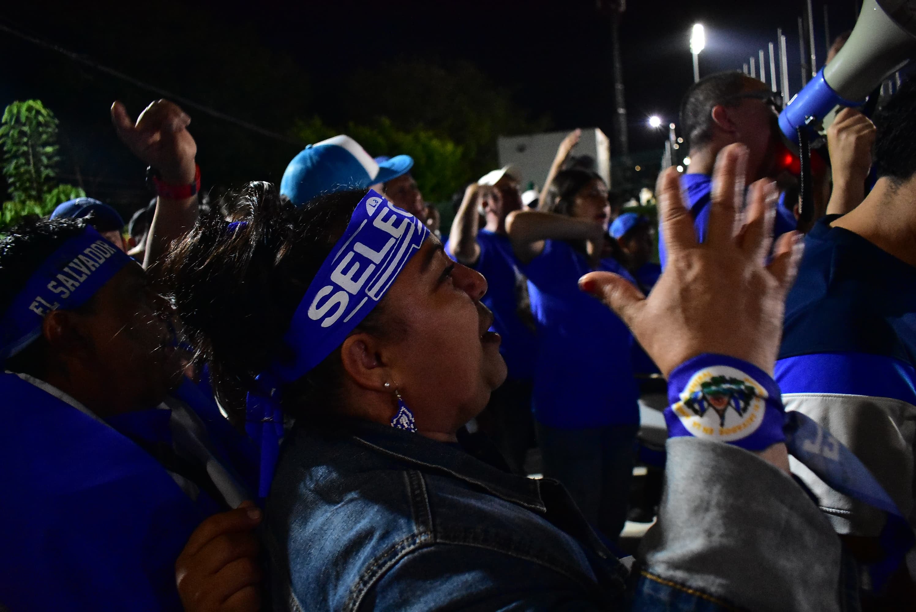 Aficionados con distintivos de la selección de fútbol de El Salvador animan a su selección previo al encuentro. (Infobae Centroamérica/Emerson Del Cid)