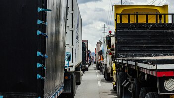 Tractomula se volcó en plena