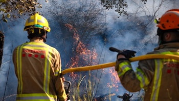 El incendio de Les Gavarres (Girona) ya ha calcinado 2.200 hectáreas y mantiene confinadas a 12.000 personas de siete municipios