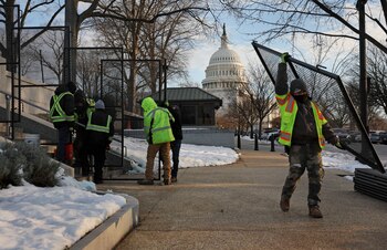 Trabajadores colocan vallas en el