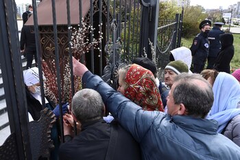 Fieles ortodoxos, sin poder entrar