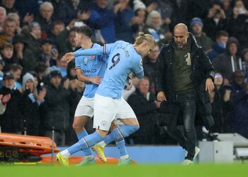 Julián Álvarez le dejó su lugar a Erling Haaland en el segundo tiempo ante Fulham (Foto: REUTERS)