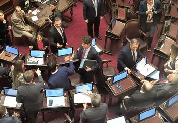 Lousteau saluda al llegar a