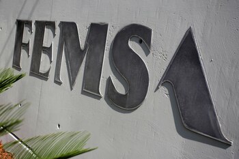 El logo de Coca-Cola FEMSA