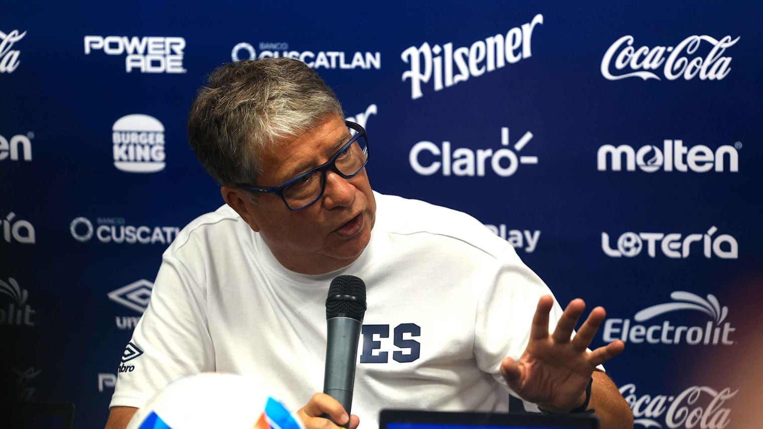 Bolillo Gómez resiste en El Salvador tras el descenso en la Nations League