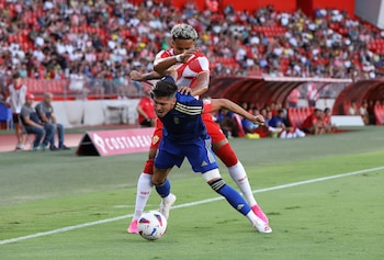 Lázaro disputa un balón desde atrás contra un rival durante un partido con Almería (Crédito: EFE)