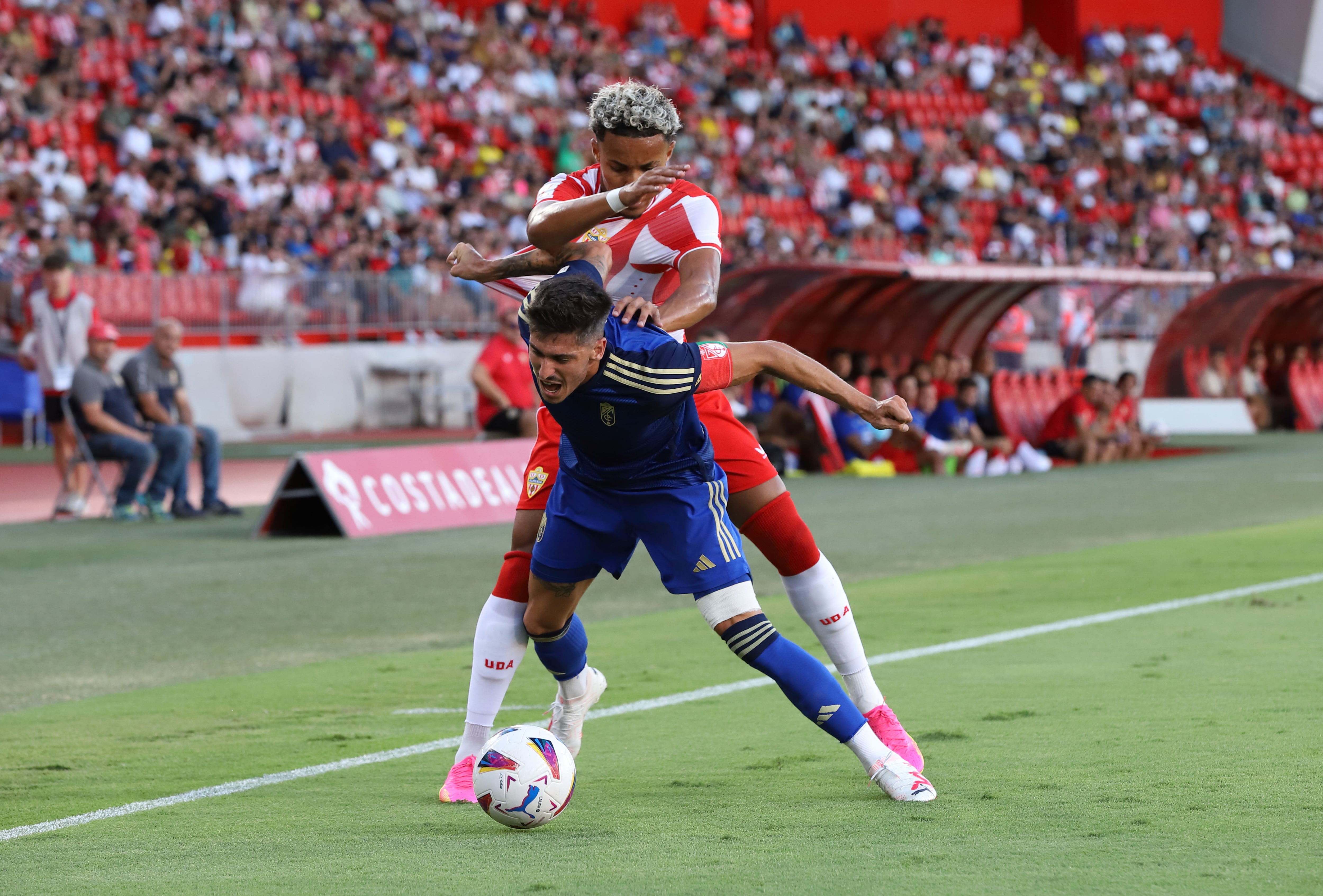 Lázaro disputa un balón desde atrás contra un rival durante un partido con Almería (Crédito: EFE)