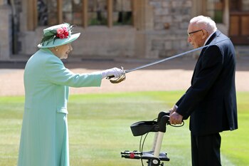 En el medio de la pandemia, en los jardínes del Castillo de Windsor, la Reina Isabel II nombró 'Sir' a Tom Moore. El título es concedido por la monarca colocando una espada en los hombros de la persona homenajeada.