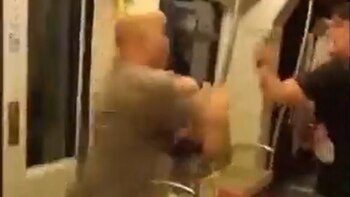 Un hombre se masturba en