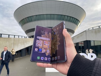 26/01/2024 El 'smartphone' plegable Honor Magic V2, en el Porsche Experience Center.
POLITICA