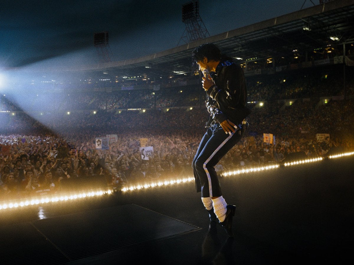 Jaafar Jackson en la piel de su tío Michael durante un concierto multitudinario, en una de las escenas emblemáticas de la película biográfica “Michael”. (Foto cortesía Lionsgate)