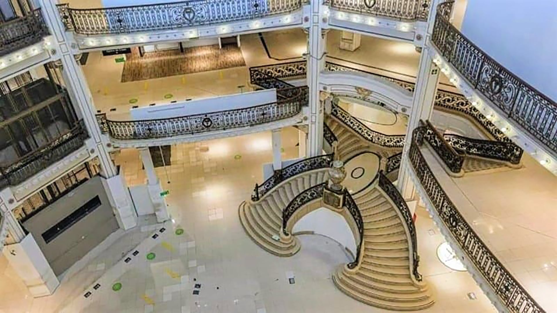 Escaleras de mármol, herrajes de estilo y ascensores modernos se combinaban en los interiores de este inmueble icónico de estilo francés