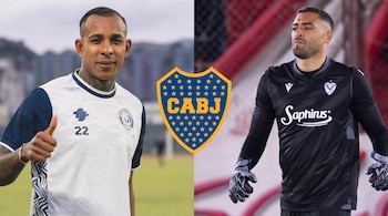 Jugador de remera blanca con el número 22 a la izquierda, arquero de buzo negro y guantes a la derecha. Entre ellos, el escudo de Boca Juniors.