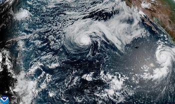 Genevieve perdió intensidad al desplazarse sobre aguas más frías, reduciendo la energía que alimentaba al ciclón y provocando una disminución en la velocidad de sus vientos.(NOAA via AP)