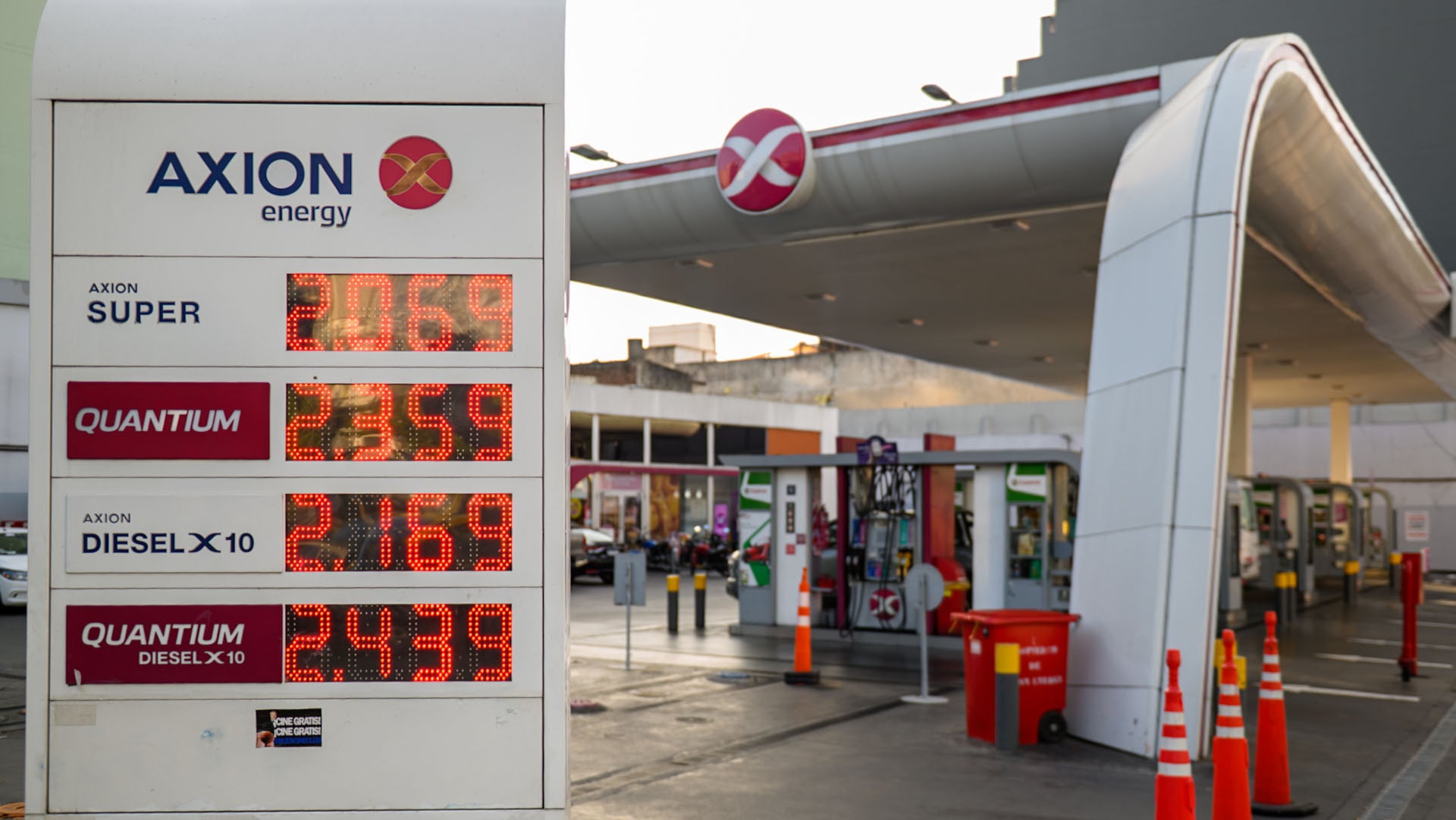Un cartel digital en una estación de servicio Axion Energy muestra los precios actualizados de la gasolina y el diésel. (Adrian Escandar)