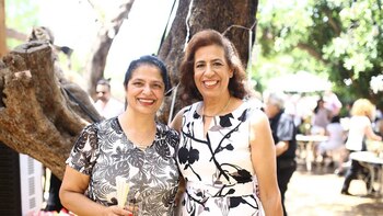 A la izquierda, Lily Pereg;