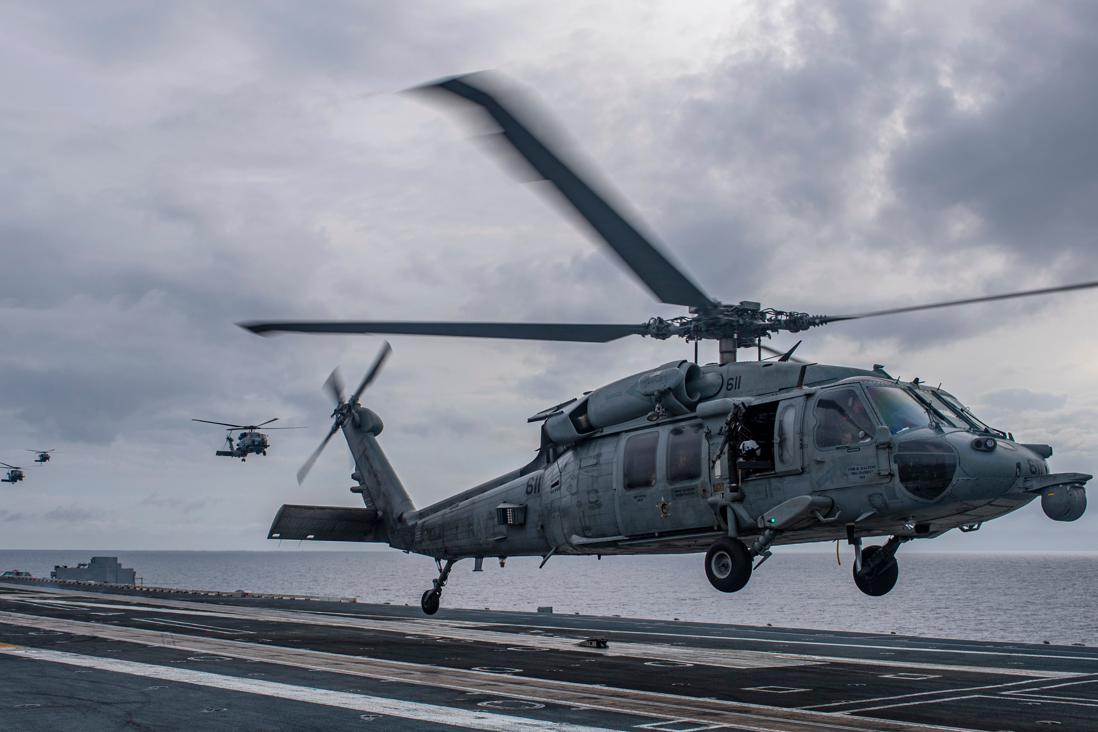 Un helicóptero MH-60S Sea Hawk aterriza sobre el portaaviones USS Nimitz durante operaciones en el mar Meridional (AP)