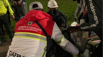 10 detenidos y 4 policías