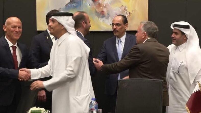 El negociador israelí Nitzan Alon (extremo izquierdo) estrecha la mano del primer ministro catarí, Mohammed bin Abdulrahman bin Jassim Al Thani, en una foto que indica el éxito de las negociaciones mediadas entre Israel y Hamás sobre un acuerdo de alto el fuego para la toma de rehenes en Gaza en Sharm el-Sheikh, en la madrugada del 9 de octubre de 2025