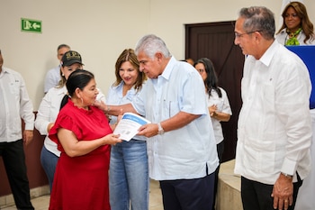 José Raúl Mulino encabezó en Chiriquí la entrega de 338 viviendas y 180 títulos de propiedad como parte del programa nacional de soluciones habitacionales. (Cortesía: Astrid Salazar)