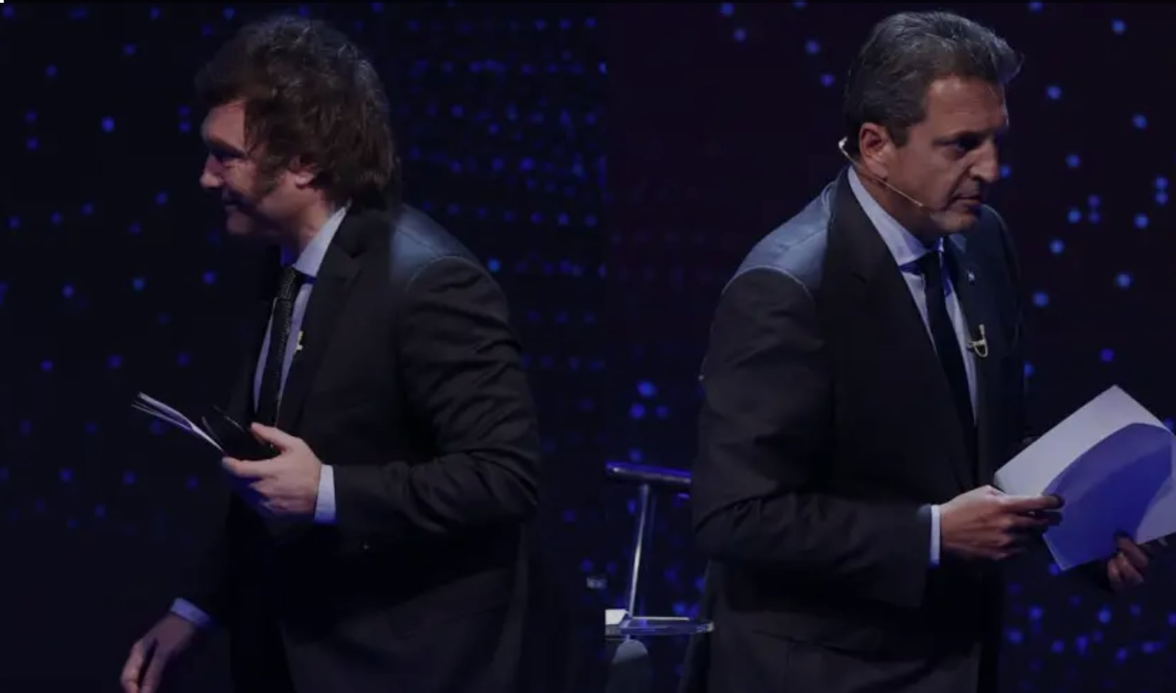 Milei y Massa al retirarse del tercer debate presidencial del 2023