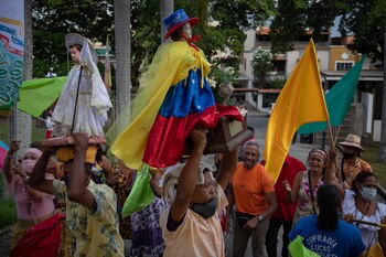 Cultores cantan y bailan para rendir tributo a San Juan Bautista, hoy, en Caracas (Venezuela). Varios grupos culturales de distintas zonas de Venezuela inauguraron este miércoles, en la sede del Centro de la Diversidad Cultural de Caracas, una exhibición en homenaje al ciclo festivo alrededor del culto y devoción a San Juan Bautista, declarado ayer patrimonio inmaterial de la humanidad por la Unesco. EFE/ Rayner Peña R.