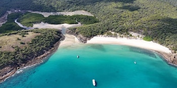La isla se localiza a 125 kilómetros al sureste de Mackay y su acceso se realiza exclusivamente por vía marítima (ABC News)