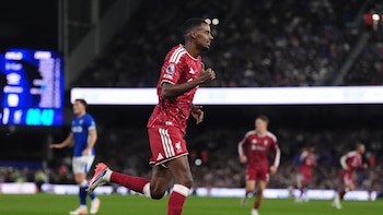 El Liverpool de Iraola consigue su primera victoria en la Premier gracias a un doblete de Isak
